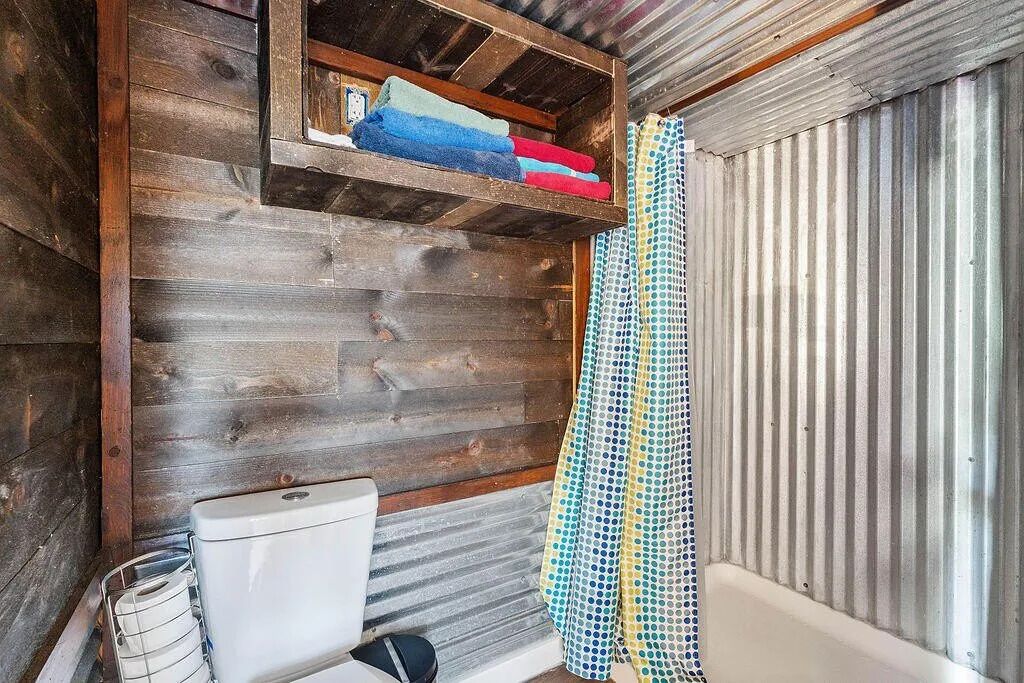 Shower, towels, soap, shampoo
