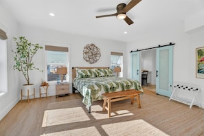 5 bedrooms, desk, free WiFi, bed sheets - Jamaica Beach | Hot Tub | Canal front Dock (Jamaica Beach)