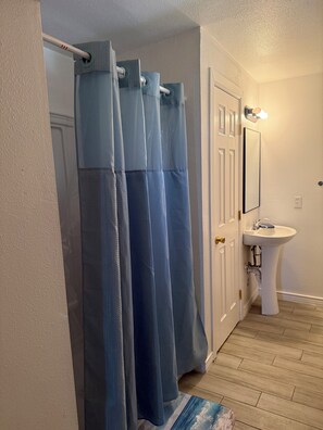 Douche, serviettes fournies, savon, papier toilette