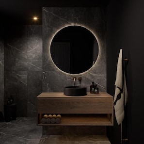 Dusche, Haartrockner, Hausschuhe, Handtücher