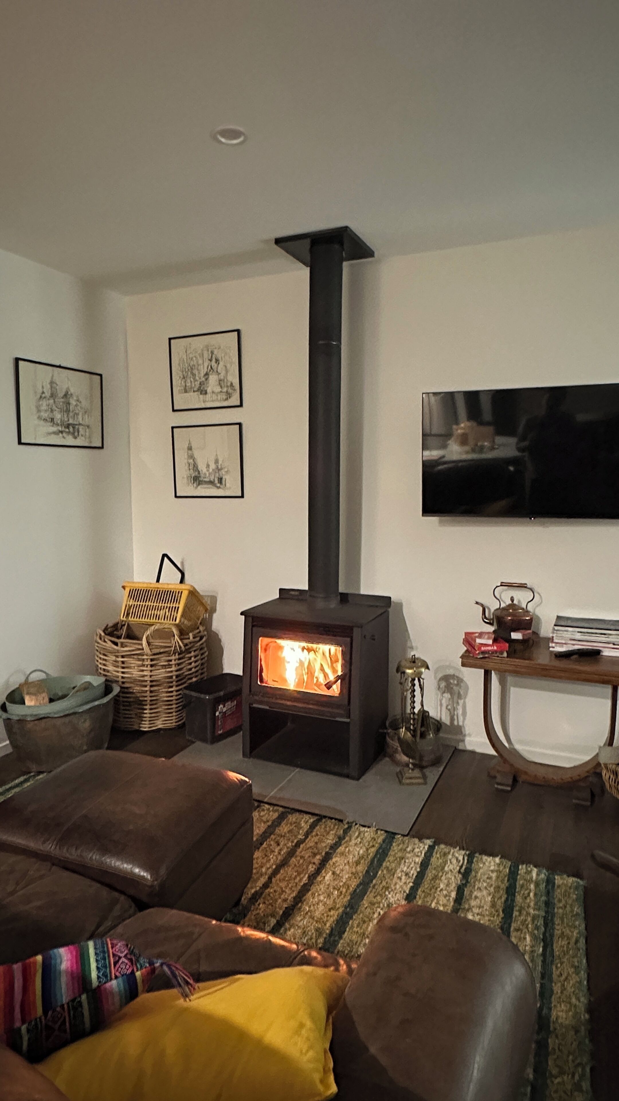 Fernseher, Kamin, Stereoanlage