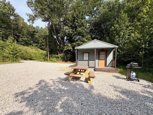 Charming tiny home in westpoint TN.Full bathroom and kitchen