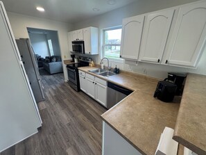 Coffee/tea maker, fridge, microwave, oven - Brand New Remodel - 4BR Ranch Style Home in Whitestown (Whitestown)