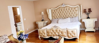 Beautiful 5-bedroom house with AC in wonderful Bay Shore