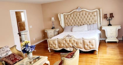 Beautiful 5-bedroom house with AC in wonderful Bay Shore