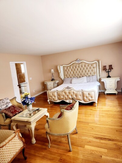 Beautiful 5-bedroom house with AC in wonderful Bay Shore