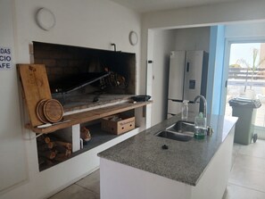 A kitchen with a built-in oven, a sink, and a window with a view of the outside. - 2-bedroom apartment in fabulous Punta del Este with AC and gym (Punta del Este)
