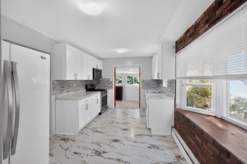 Perfect 3-bedroom house with AC in lovely Bay Shore