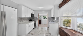 Perfect 3-bedroom house with AC in lovely Bay Shore