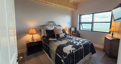 Condo w/AMAZING Grandfather Mountain views and shared access to pool/hot tub/gym