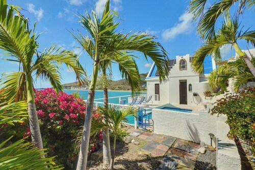 Escape to paradise at Bluewater Luxe Villa!