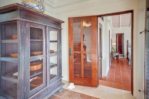 Escape to paradise at Bluewater Luxe Villa!