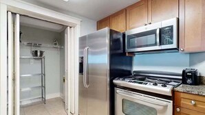 Cafetera y tetera, refrigerador, microondas y horno 