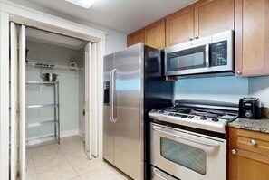 Wasserkocher mit Kaffee-/Teezubehör, Kühlschrank, Mikrowelle, Ofen