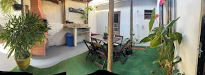 Outdoor dining - Simple outbuilding in Caraguatatuba, ideal for family outings, 50m from the beach. (Caraguatatuba)
