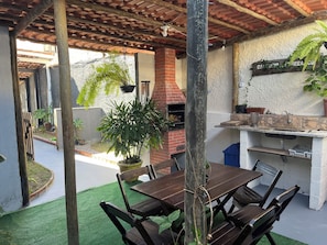 Outdoor dining - Simple outbuilding in Caraguatatuba, ideal for family outings, 50m from the beach. (Caraguatatuba)