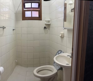 Bathroom - Simple outbuilding in Caraguatatuba, ideal for family outings, 50m from the beach. (Caraguatatuba)