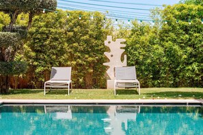 Inomhuspool och utomhuspool