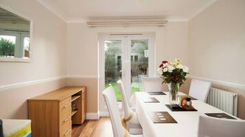 Dormitorio compartido, 1 habitación, chimenea | Comedor