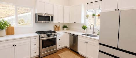 Coffee/tea maker, fridge, microwave, oven