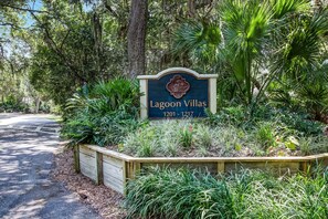 Une enseigne pour les villas Lagoon, avec un décor naturel en arrière-plan.