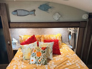 Room - Charming 1-bedroom 5th wheel with AC in Homosassa on the Blue water! (Homosassa)