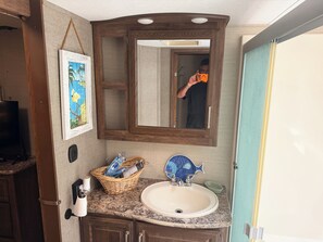 Bathroom - Charming 1-bedroom 5th wheel with AC in Homosassa on the Blue water! (Homosassa)