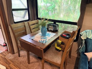 Dining - Charming 1-bedroom 5th wheel with AC in Homosassa on the Blue water! (Homosassa)
