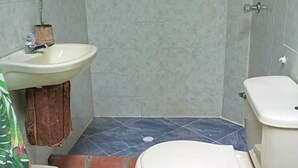 A small bathroom with a sink, toilet, and shower area. - Room-room Mirador, Casa Del Pueblo (Jardin)