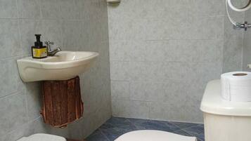 Room, 1 Bedroom | Bathroom