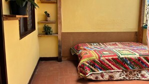 A small room with a bed, a window, and shelves with plants. - Room-room Mirador, Casa Del Pueblo (Jardin)