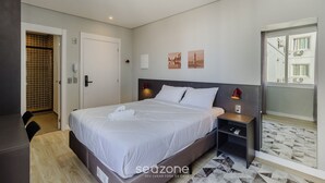 Une chambre d’hôtel avec un lit, une table de chevet et une vue sur l’extérieur.