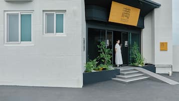 Un edificio con un letrero que dice 'Mitasuya Ryokan & Hotel' y una persona parada en la entrada.