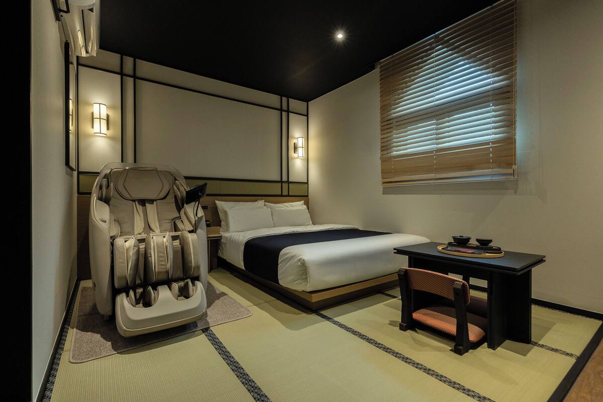 Massage Room | Hypo-allergenic bedding, free WiFi, bed sheets