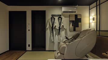 Massage Room | Hypo-allergenic bedding available, WiFi (free), bed sheets