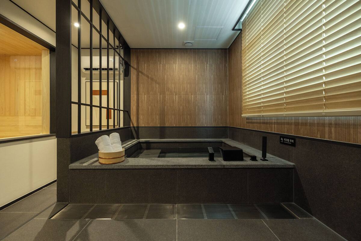 Signature Twin Room | Room amenity
