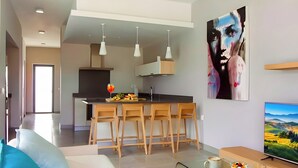 Een moderne woonkamer met een bank, een salontafel en een televisie.