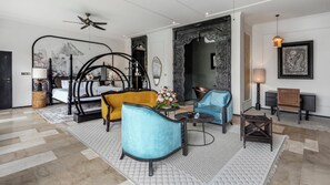 Ein modernes Wohnzimmer mit Sofa, Sesseln, Couchtisch und einem dekorativen Spiegel.