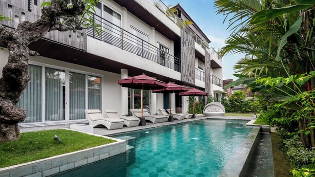 A modern building with a swimming pool, outdoor seating, and lush greenery. - Helene's House (Ubud, Kabupaten Gianyar)