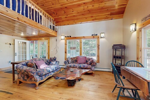 Handcrafted Home in Ossipee, explore the Lakes & Mountains