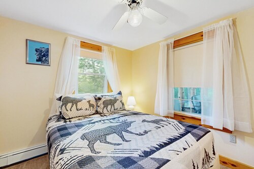 Handcrafted Home in Ossipee, explore the Lakes & Mountains