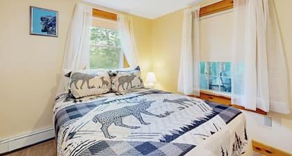 Handcrafted Home in Ossipee, explore the Lakes & Mountains