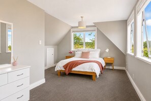 4 bedrooms, WiFi - Boutique Estate Stay, Spa, Pool & Lake Views (Taupō)