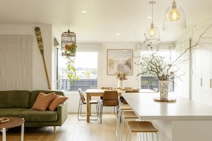 Dining - Arama Retreat - Private Hot Spa 2 mins from town (Taupō)