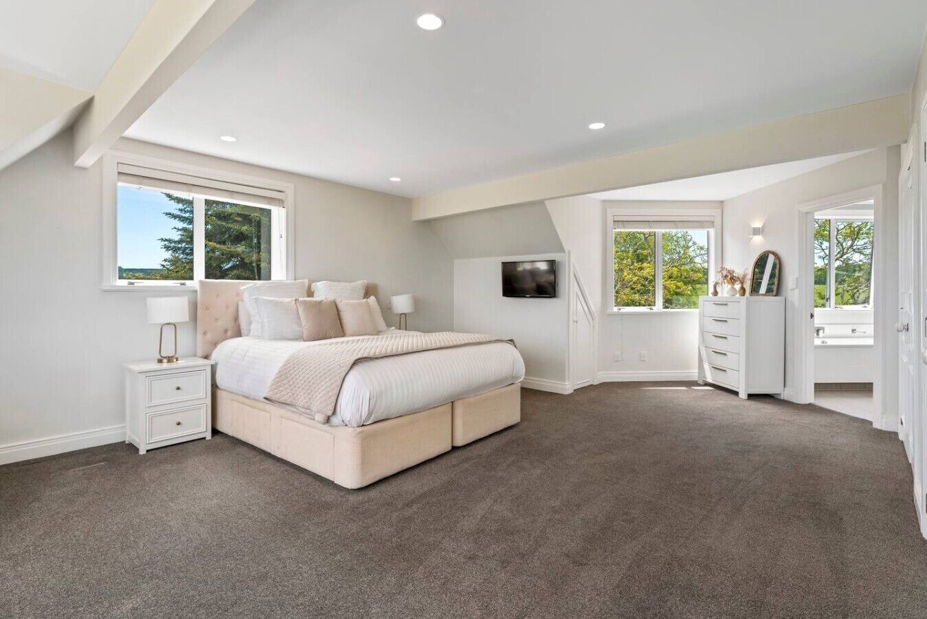 7 bedrooms, desk, WiFi, bed sheets