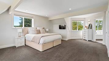 7 bedrooms, desk, WiFi, bed sheets