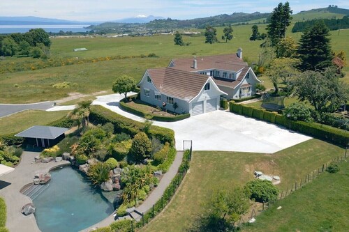 Private Estate,  Pool, Spa & Lake Views, Taupō