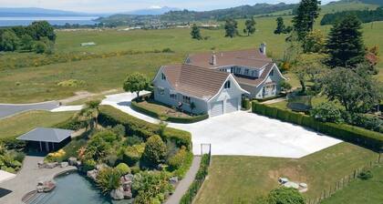 Private Estate, Pool, Spa & Lake Views, Taupō