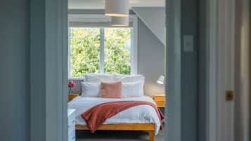 7 bedrooms, desk, WiFi, bed sheets