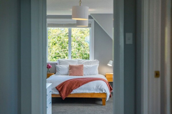 7 bedrooms, desk, WiFi, bed sheets
